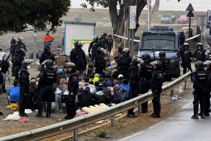 Sebta : plus de 1 100 migrants évacués de la plage du Trampolín