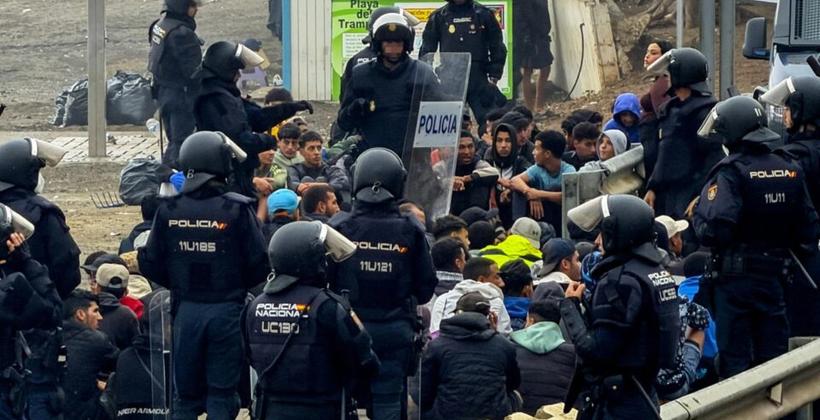 بعد إخلاء مخيم بسبتة.. أكثر من 1200 مهاجر يعودون إلى المغرب