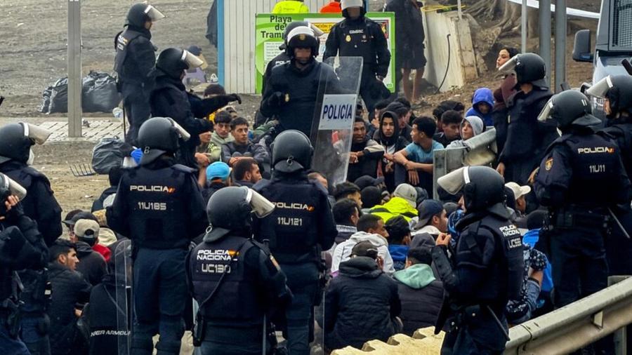 بعد إخلاء مخيم بسبتة.. أكثر من 1200 مهاجر يعودون إلى المغرب