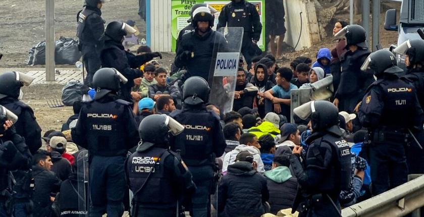بعد إخلاء مخيم بسبتة.. أكثر من 1200 مهاجر يعودون إلى المغرب