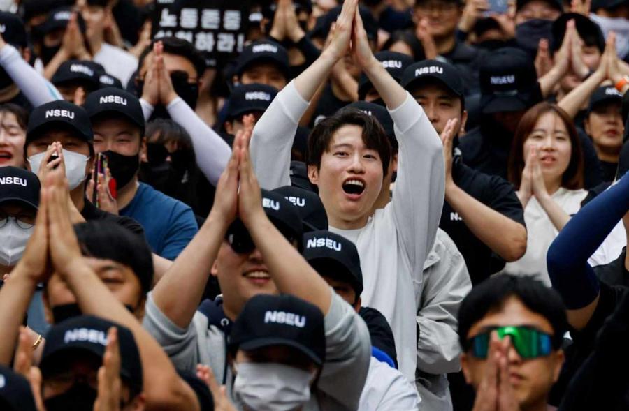 Samsung labor union suspends strike after last-minute deal
