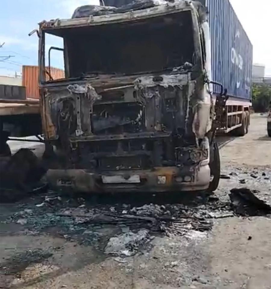 حريق مهول يلتهم 6 شاحنات بمنطقة أنفا بالدار البيضاء
