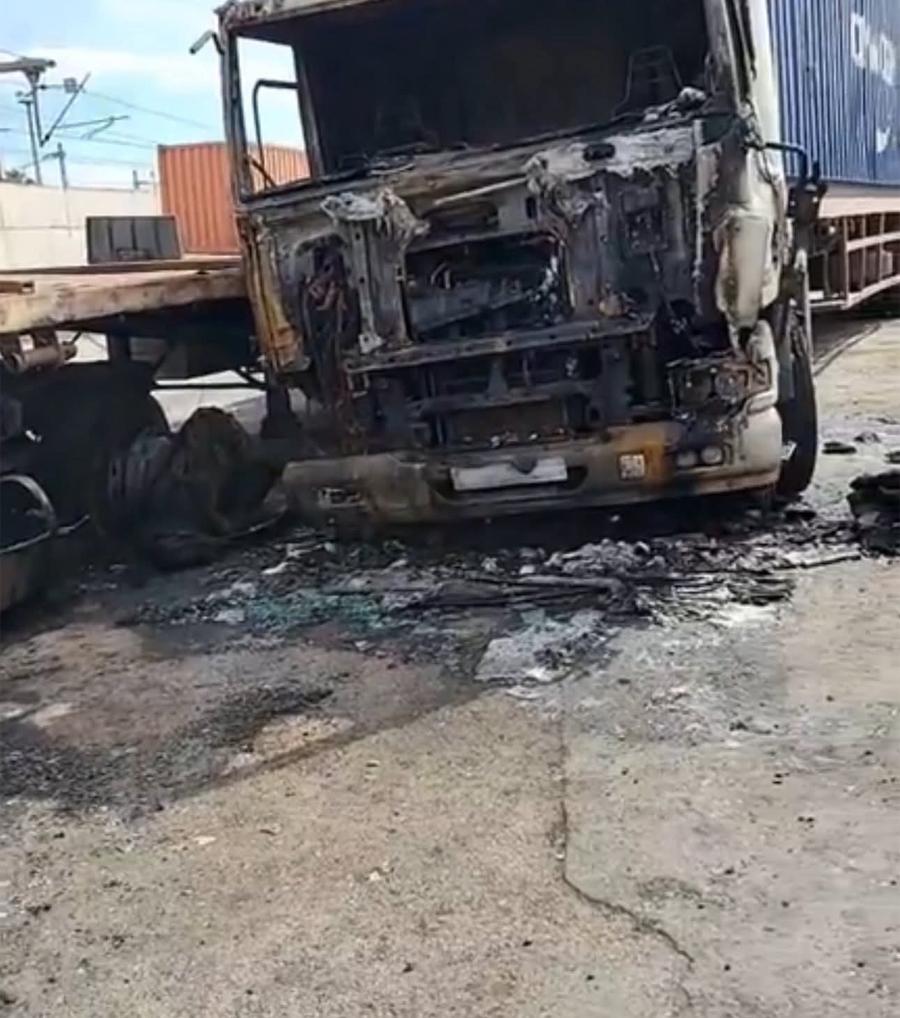 حريق مهول يلتهم 6 شاحنات بمنطقة أنفا بالدار البيضاء