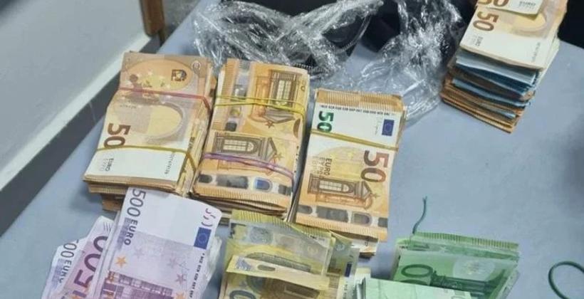 الجمارك تحجز 18 مليار سنتيم من العملات الأجنبية 