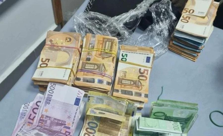 الجمارك تحجز 18 مليار سنتيم من العملات الأجنبية 