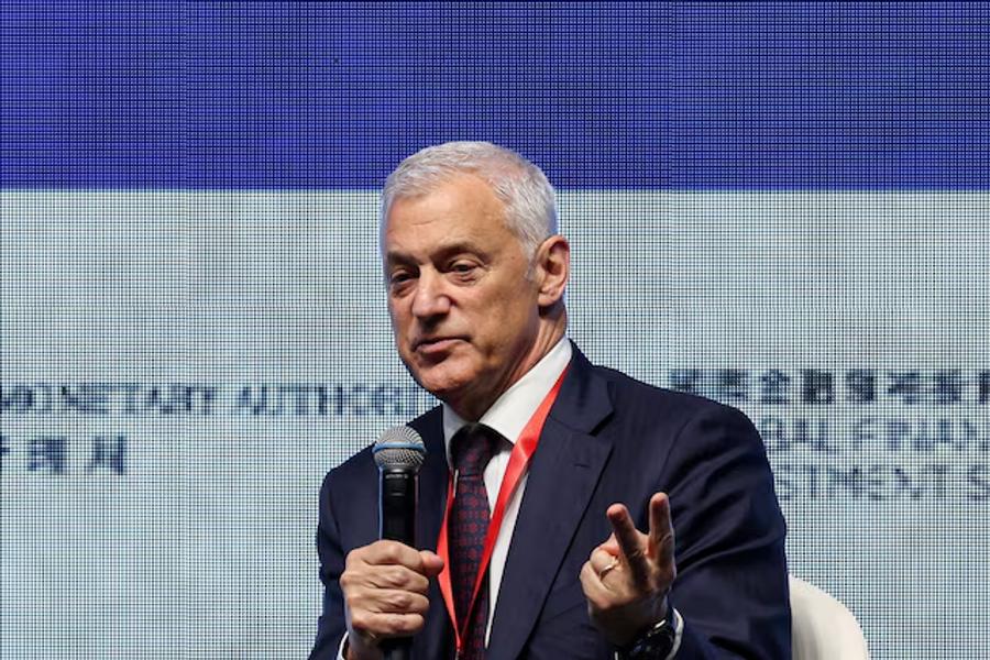 Standard chartered CEO apologises after comments on AI and job cuts