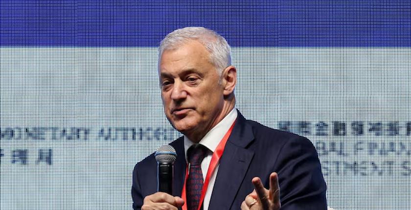 El CEO de Standard Chartered se disculpa tras comentarios sobre la IA y la pérdida de empleos