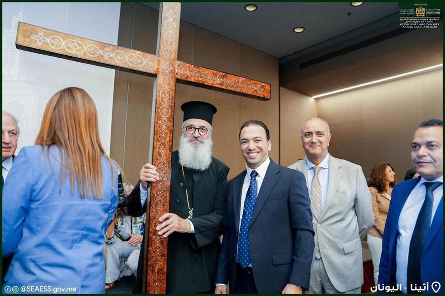 هدية “الصليب” تجر غضب البيجيدي على السعدي