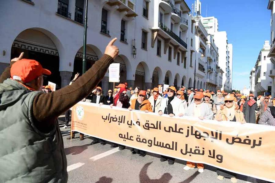 النقابات تطالب الحكومة بتعليق قانون الإضراب