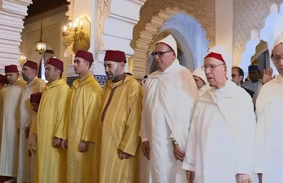 SM le Roi, Amir Al-Mouminine, accomplit la prière de l'Aïd Al-Adha à la mosquée "Ahl Fès" à Rabat et reçoit les vœux en cette heureuse occasion