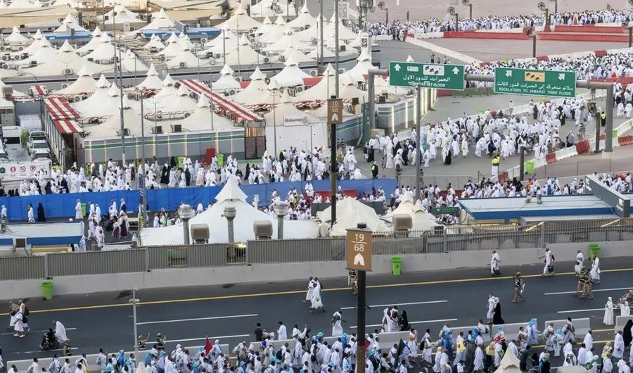 حجاج بيت الله يرمون جمرة العقبة الكبرى
