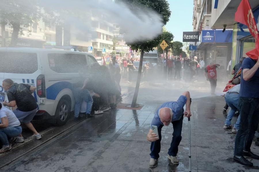Turkish police attempt to block opposition rally amid CHP leadership crisis