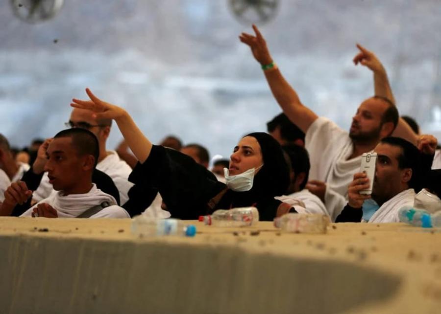 حجاج بيت الله الحرام يرمون الجمرات الثلاث في أول أيام التشريق