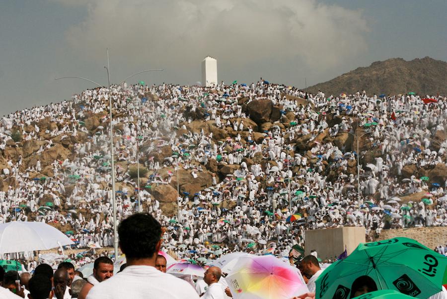 حجاج بيت الله الحرام يتوافدون إلى عرفات لأداء الركن الأعظم
