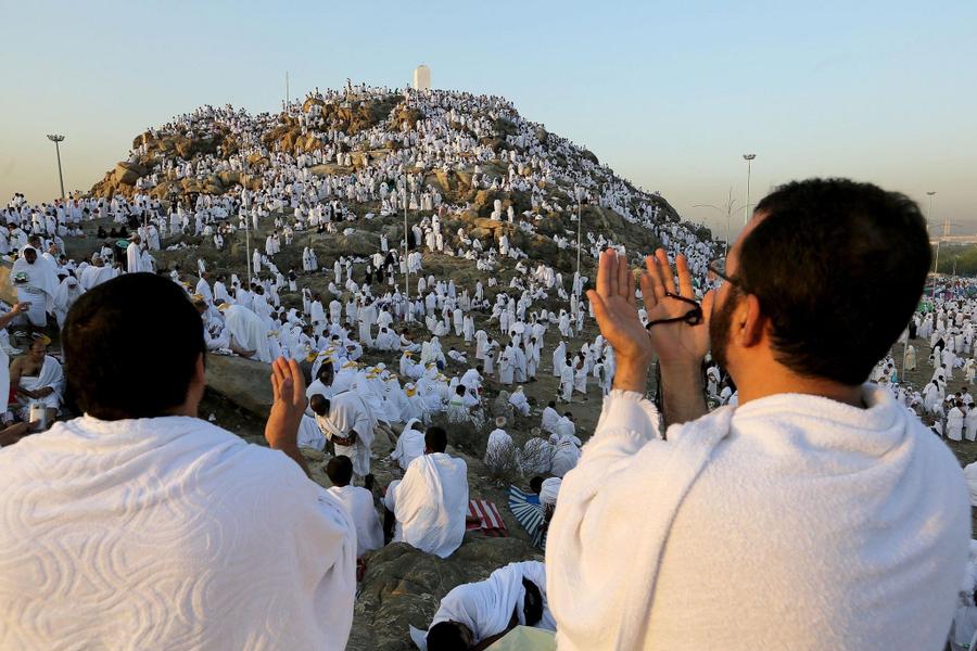وزارة الحج تدعو الحجاج للبقاء في مخيماتهم بعرفات لتفادي الحرارة المفرطة
