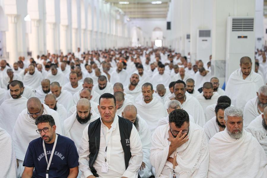 حجاج بيت الله الحرام يؤدون صلاتي الظهر والعصر في مشعر عرفات