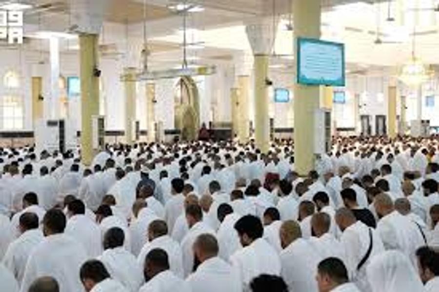 حجاج بيت الله الحرام يؤدون صلاتي الظهر والعصر في مشعر عرفات