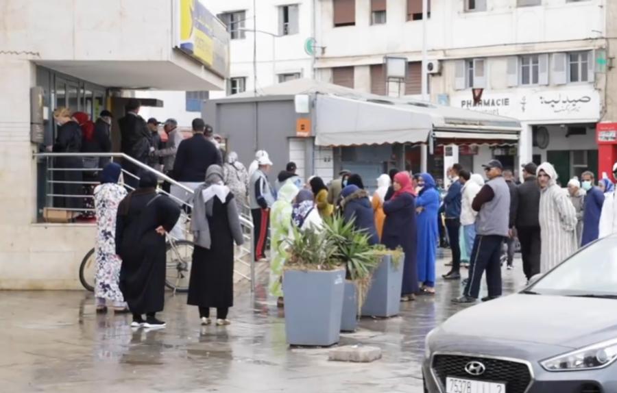 اكتظاظ غير مسبوق على الشبابيك الأوتوماتيكية للأبناك قبيل العيد