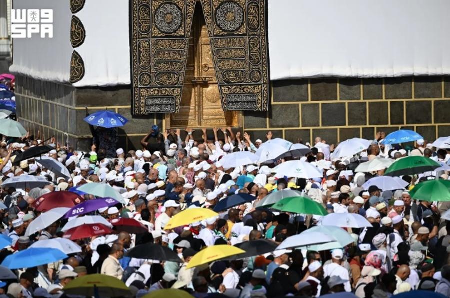 حجاج بيت الله الحرام يؤدون طواف الوداع في ختام مناسكهم