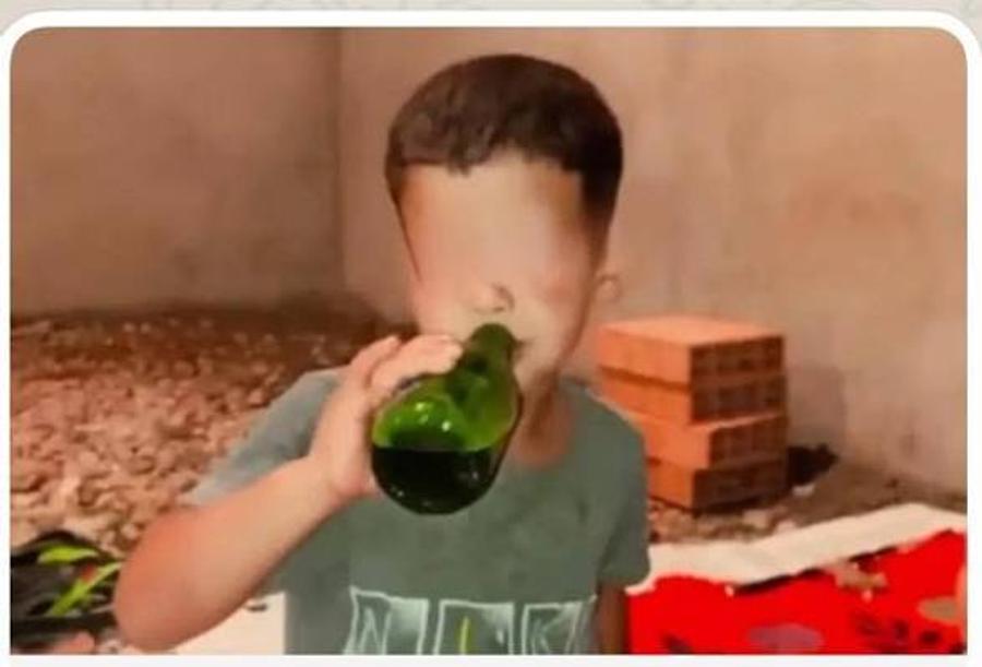 غضب حقوقي ومطالب بالتحقيق بعد توثيق إجبار طفل على السكر