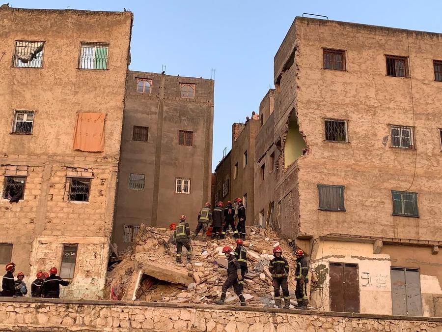 فاجعة فاس.. كلاب مدربة تبحث عن مفقودين تحت الأنقاض