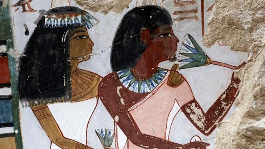 Egipto presenta dos tumbas restauradas del imperio nuevo en Luxor