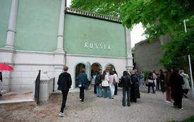 La Commissione europea accusa l'Italia di minare i valori dell'UE a causa della partecipazione della Russia alla Biennale di Venezia