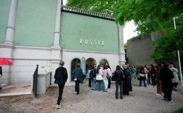 La Commissione europea accusa l'Italia di minare i valori dell'UE a causa della partecipazione della Russia alla Biennale di Venezia