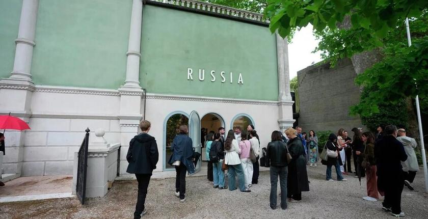 La Commissione europea accusa l'Italia di minare i valori dell'UE a causa della partecipazione della Russia alla Biennale di Venezia