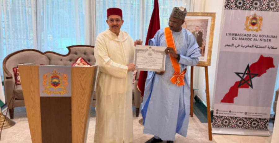 Diplomatie : l’ancien ambassadeur du Niger au Maroc honoré par le Grand Cordon du Wissam Al Alaoui