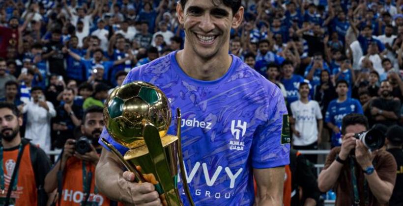 بونو يتوج رفقة الهلال بكأس خادم الحرمين