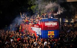 Le Barça fête son 29e titre de Liga avec une parade festive dans les rues de Barcelone