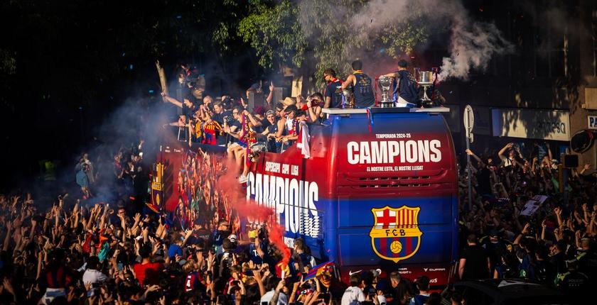 Le Barça fête son 29e titre de Liga avec une parade festive dans les rues de Barcelone