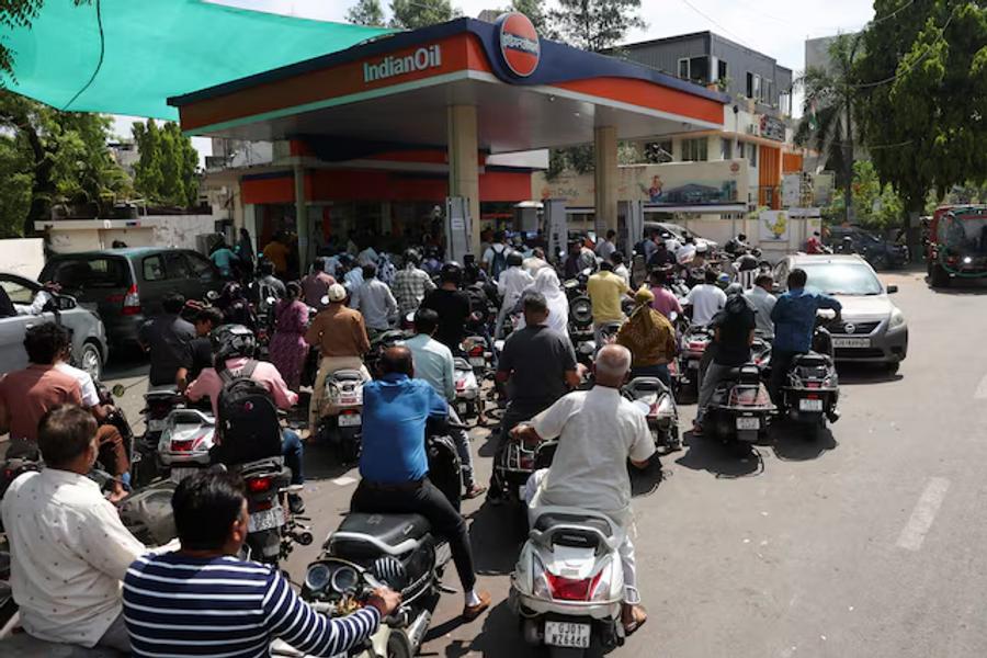 India evaluates pressure on fuel retailers amid rising global oil prices