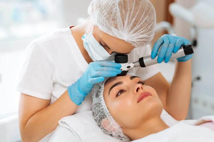 خبراء يحذرون من التجميل غير القانوني
