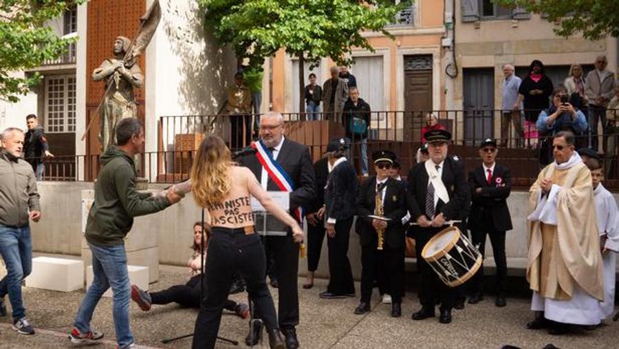 Femen activists disrupt Joan of Arc ceremony in Carcassonne