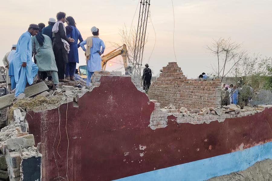 Twelve Pakistani policemen killed in car bombing in Bannu