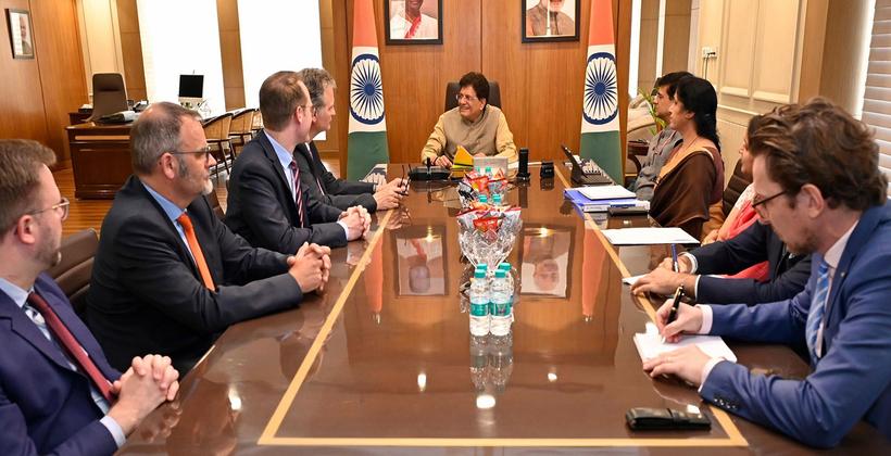 पीयूष गोयल ने जर्मन नीति निर्माताओं के साथ द्विपक्षीय वार्ता की; वस्त्र और नवीकरणीय ऊर्जा सहयोग की संभावनाओं पर चर्चा की।