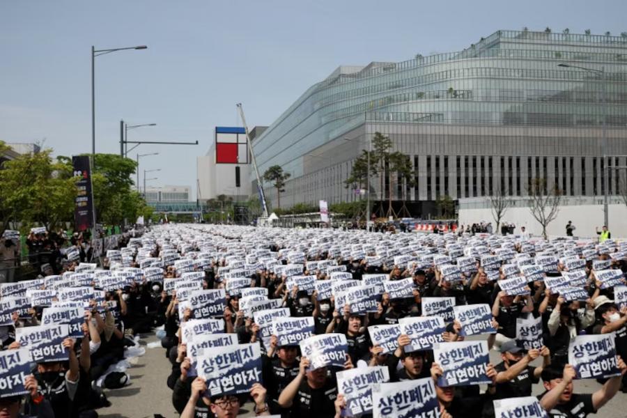 At Samsung, the global AI boom fuels strike tensions and internal divisions