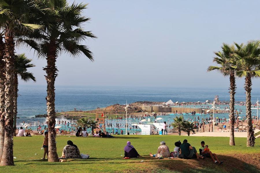 منع الجلوس على العشب بالرباط يشعل الجدل