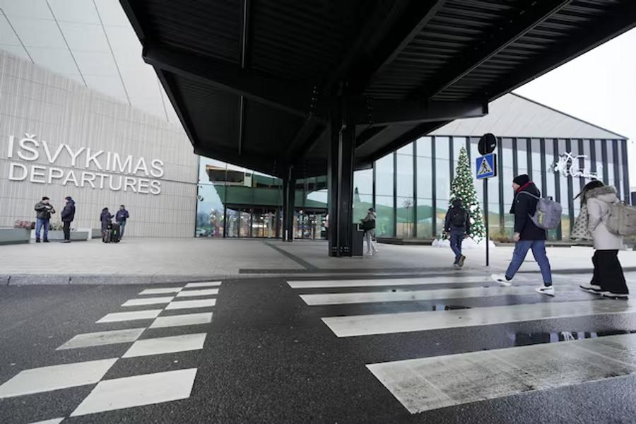 Lithuania briefly closes Vilnius airport over suspected smuggler balloons from Belarus