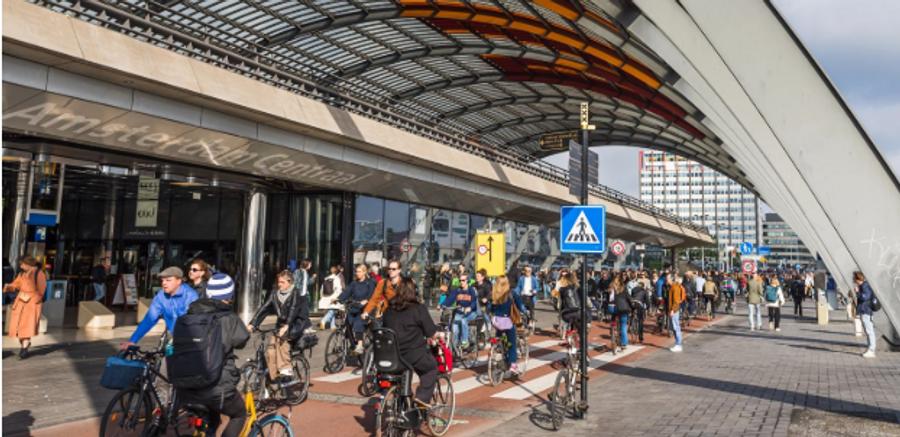 Het aantal pendelaars naar Amsterdam en Utrecht neemt sterk toe door de druk op de woningmarkt