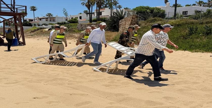 سلطات طنجة تحجز مئات الكراسي والطاولات في حملة لتحرير الشواطئ