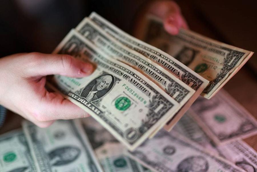 Le dollar vacille malgré des tensions persistantes au Moyen-Orient