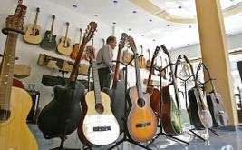 La icónica tienda de instrumentos Paul Beuscher reabre en París