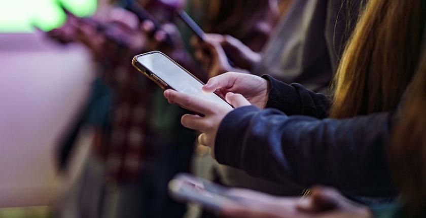 "ميتا" تعزز حماية المراهقين على منصاتها