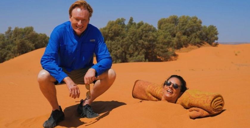 Conan O’Brien met le Maroc à l’honneur à travers une escapade entre Casablanca et le Sahara