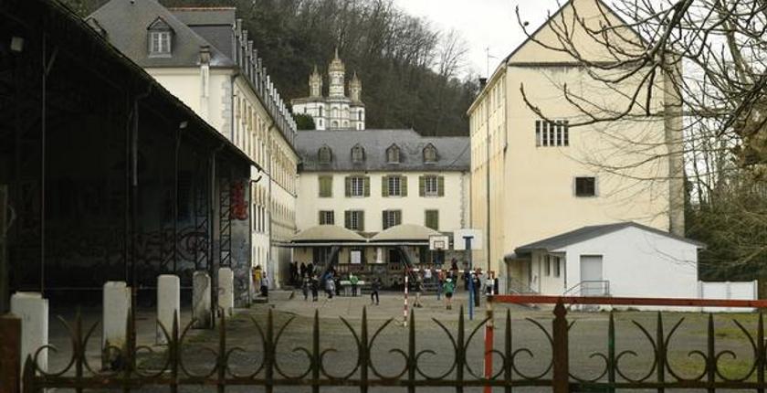 Report estimates hundreds of former students may have suffered abuse in French religious schools