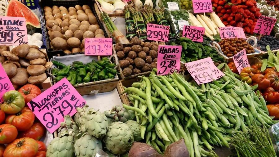 انخفاض أسعار الفواكه والخضر المغربية يشعل الجدل في إسبانيا