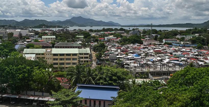 Filipinler: Tacloban'daki lisede üç kişi öldürüldü